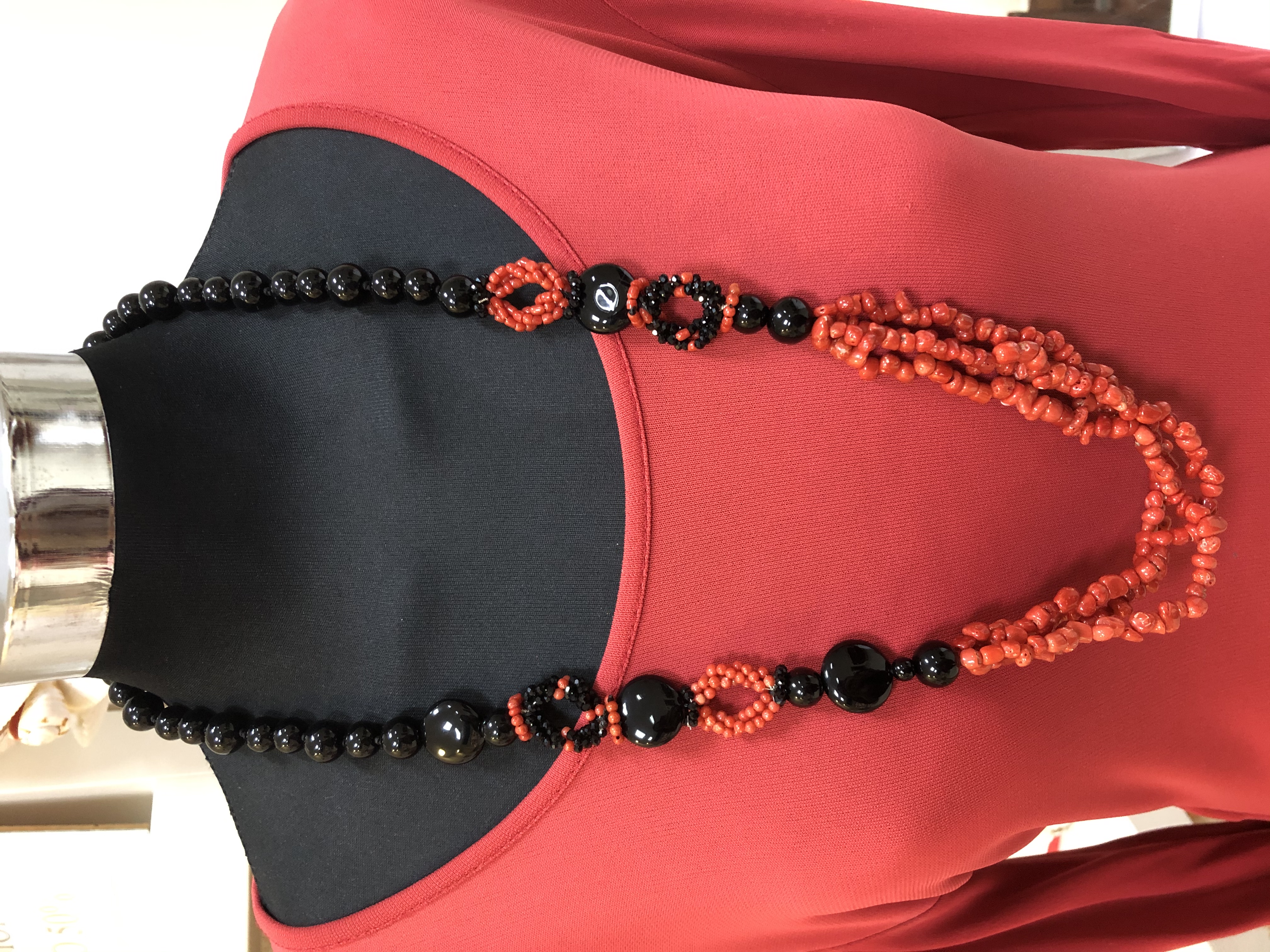 Collana con corallo rosso,agata nera e pietre vitree