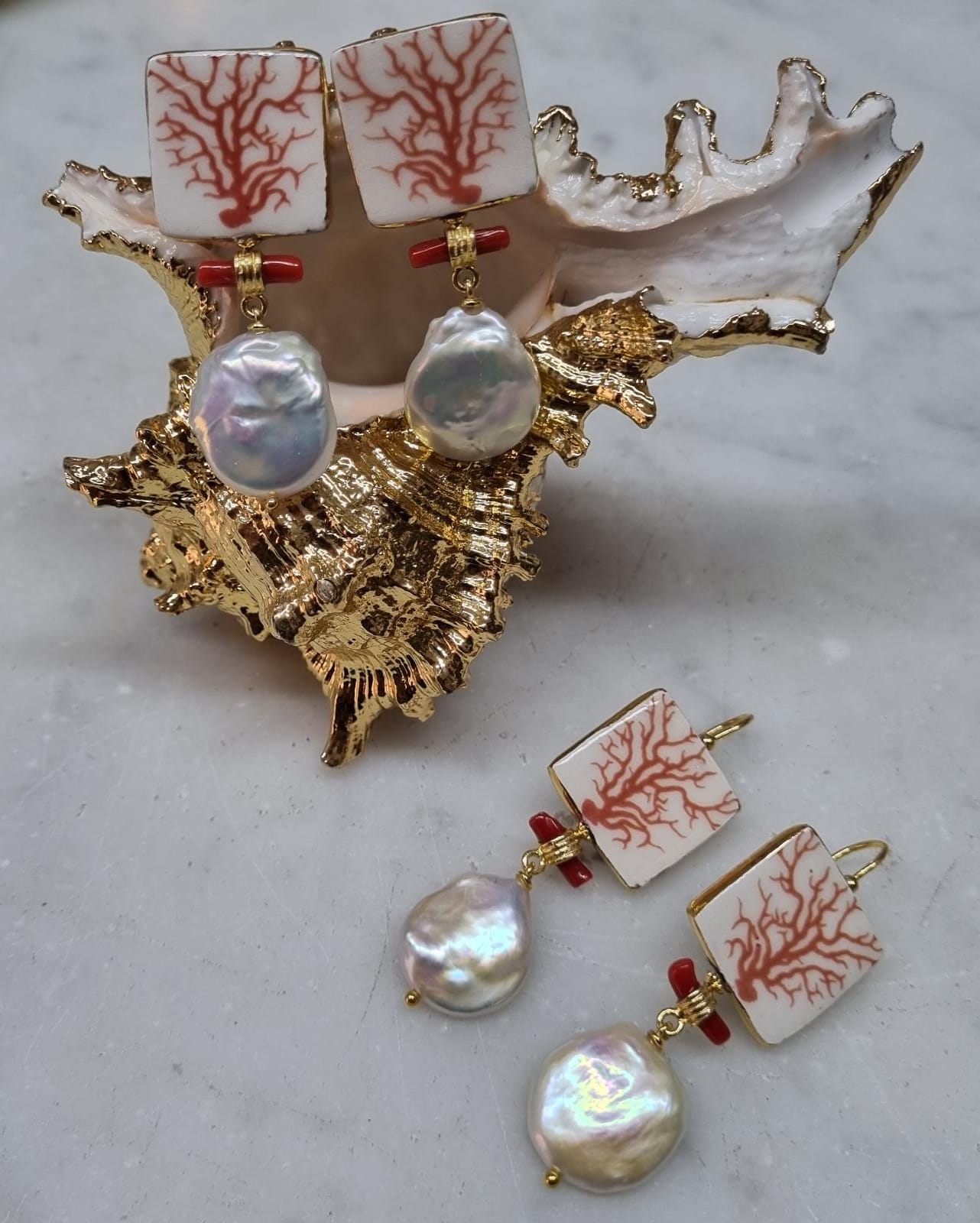 Orecchini realizzati con ceramica dipinta a mano , rifiniture in oro zecchino , corallo rosso e perle , orecchini mediterranei , orecchini con corallo , orecchini ceramica con design marino , gioiello in ceramica