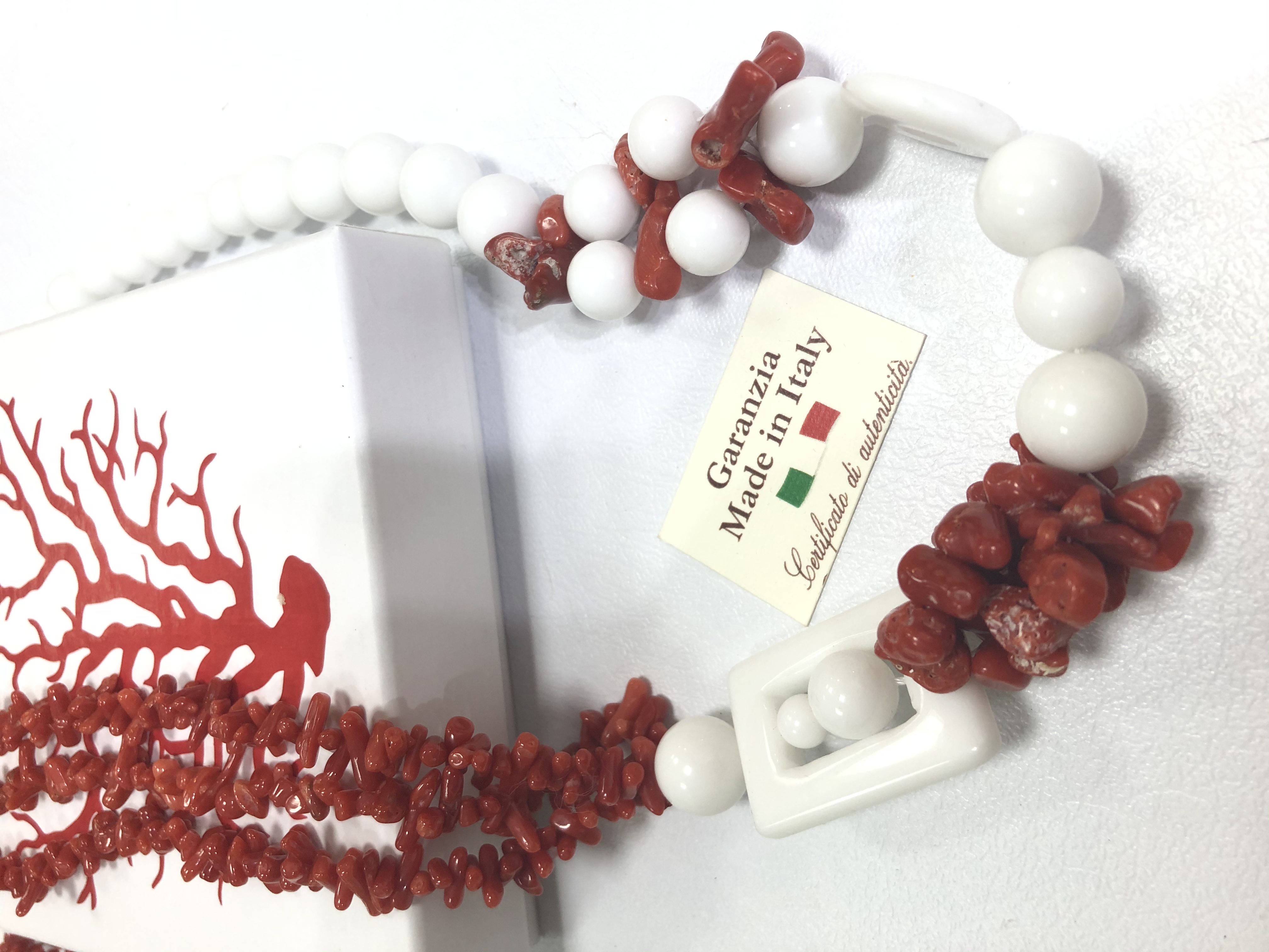 Collana con corallo rosso e Agata bianca